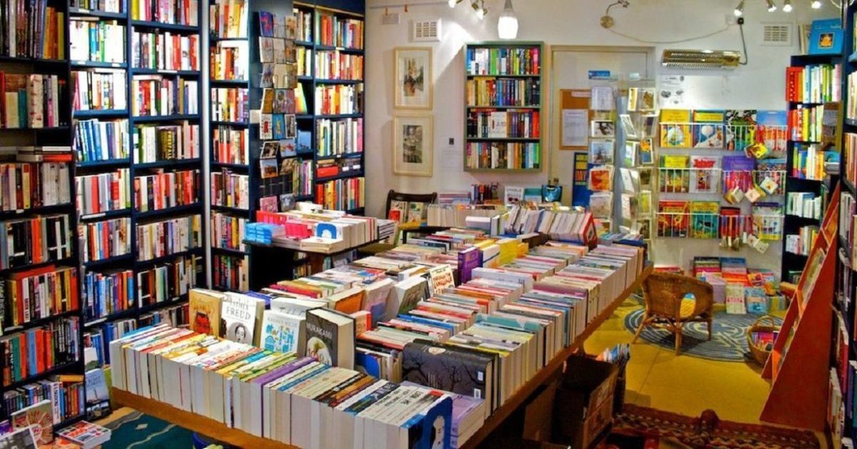 Best books shop. Книжный магазин. Оборудование для книжного магазина. Оригинальные книжные магазины. Книжный магазин картина.
